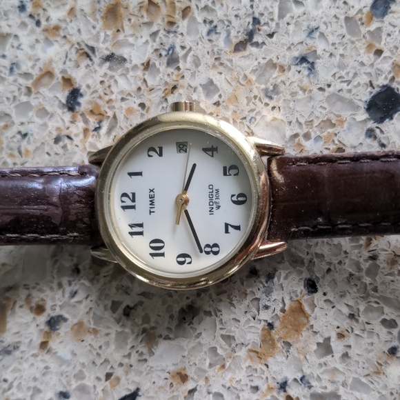 Timex dainty brown leather watch - Picture 2 of 4